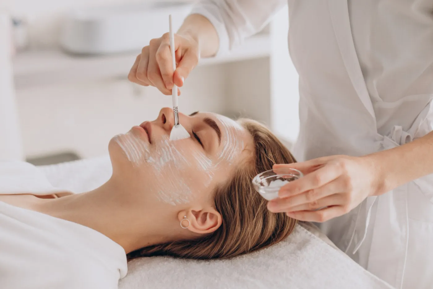 Higiene sanitaria profunda + peeling químico espumoso + mezclas enzimáticas